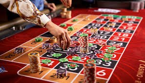 Meja Live Roulette perisaiqq dengan dealer langsung dan layar taruhan interaktif